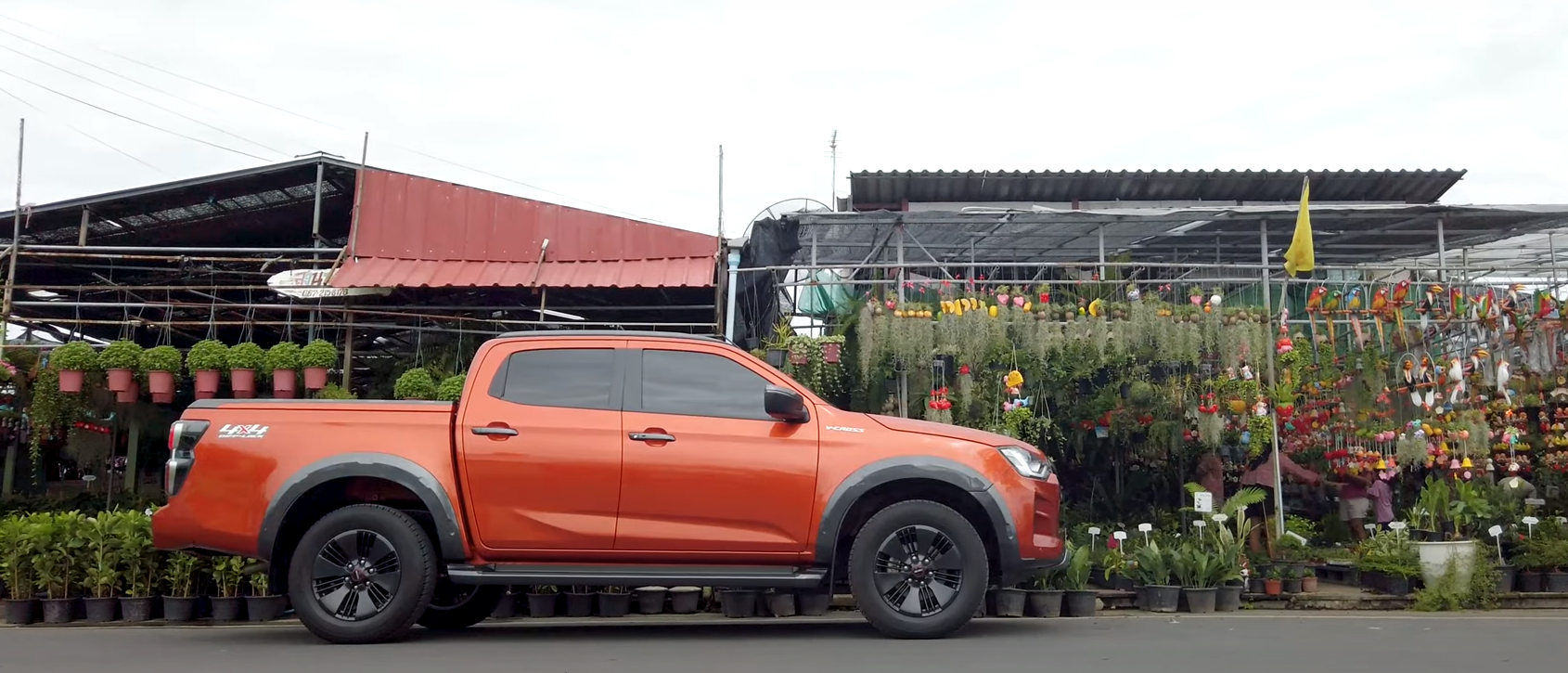 Isuzu V-Cross 2020 ตะลุยตลาดค้าส่งไม้ดอกไม้ประดับแหล่งใหญ่ที่สุดของประเทศ