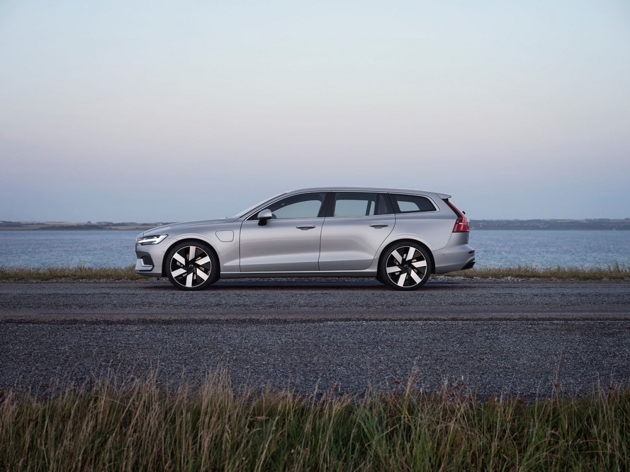 Volvo V60 Recharge Plug-in Hybrid ได้รับเลือกให้เป็น Car of the Year